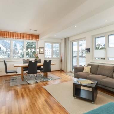 Helles, offenes Wohn- und Esszimmer mit großen Fenstern