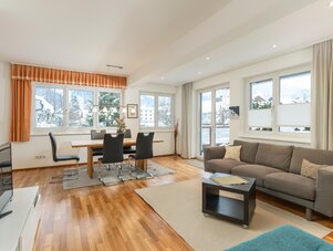 Helles offenes Wohn- und Esszimmer mit großen Fenstern