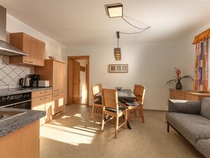 Offener Küchen- und Essbereich mit Holzmöbeln