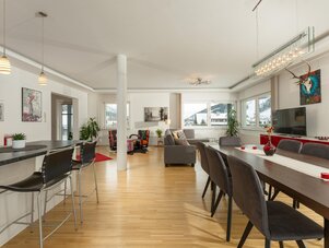Großzügiger offener Wohn- und Essbereich mit großen Fenstern