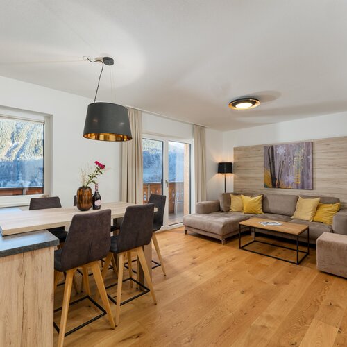 Helles offenes Wohnzimmer und Esszimmer mit Bergblick