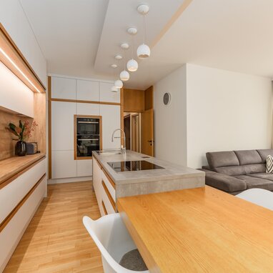 Moderne Küche mit Insel, Pendelleuchten und Wohnzimmer