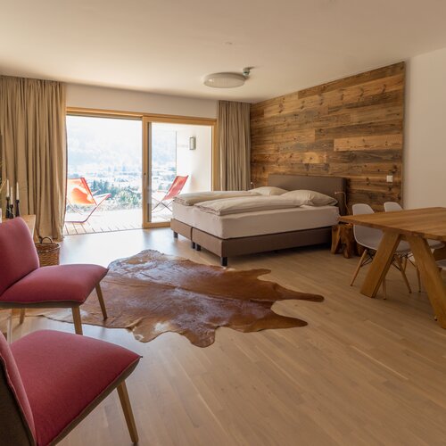 Hotelzimmer mit Holzwand-Akzent und Balkon