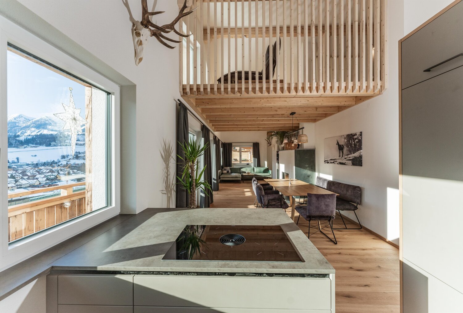 Offener Küchen- und Essbereich mit Insel und Induktionskochfeld, Blick ins Wohnzimmer