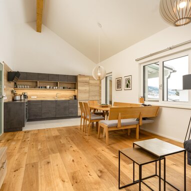 Offener Küchen- und Essbereich mit Holzmöbeln