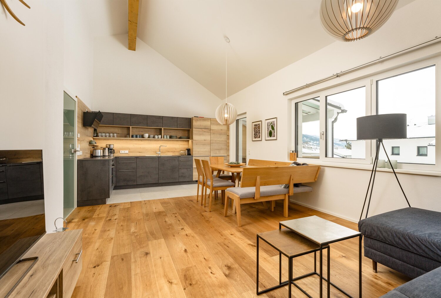 Offener Küchen- und Essbereich mit Holzmöbeln