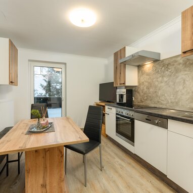 Moderne Küche mit Esstisch und Bank