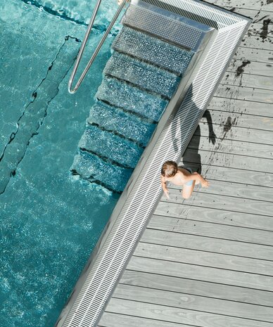 Luftaufnahme eines Pools mit Metallstufen und einem Kind.