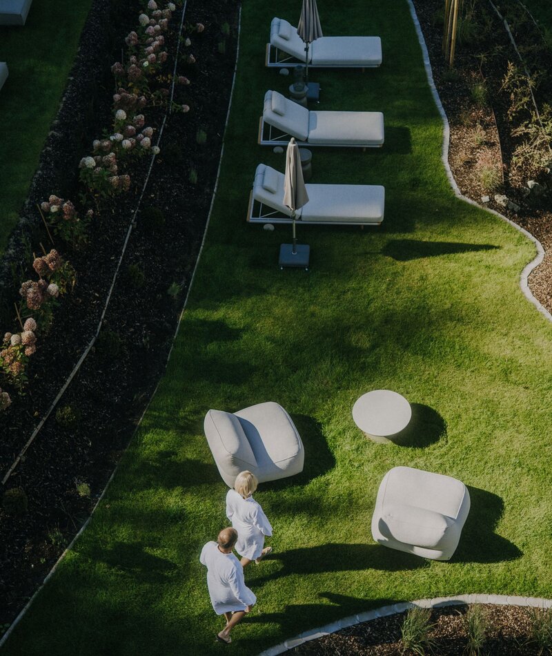 Luftaufnahme eines Gartens mit weißen Lounge-Möbeln