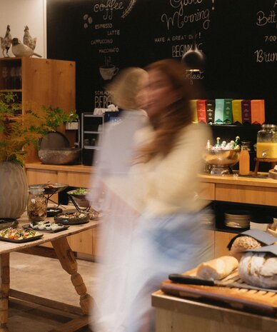 Buffettisch mit Speisen und Gebäck im Café