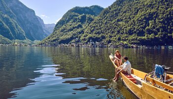 Fahrt mit einer Zille auf dem Hallstättersee | © Österreich Werbung / Sebastian Stiphout