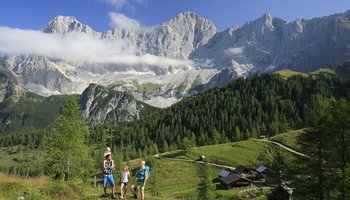 Neustatt-Alm mit Blick auf den Dachstein | © Schladming-Dachstein / Herbert Raffalt