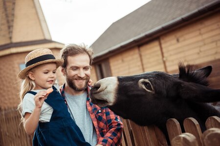 Vater und Tochter im Tierpark