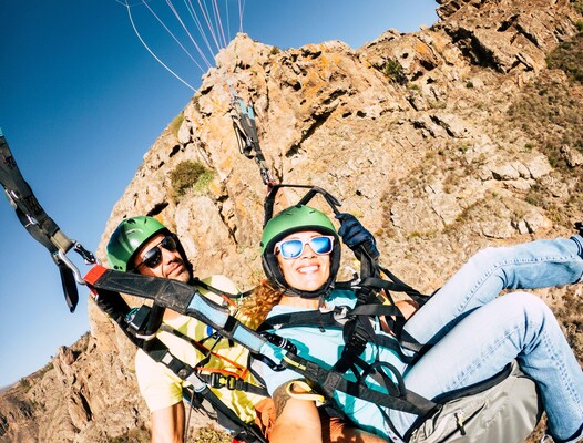 Paragleiten Glückliches Paar