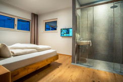 Two Basic - Bedroom with En-Suite Bathroom Two Basic - Bedroom with En-Suite Bathroom