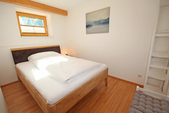 Bedroom 2 with queen-size bed (ground floor) Bedroom 2 with queen-size bed (ground floor)