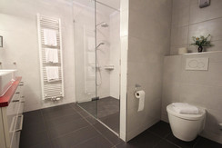 Badezimmer mit Dusche im App. Planai West Badezimmer mit Dusche im App. Planai West