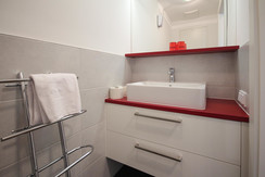 Waschbecken in der separaten Toilette Waschbecken in der separaten Toilette