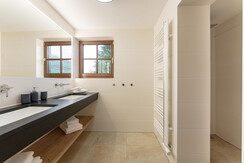 Badezimmer mit begehbarer Dusche Badezimmer mit begehbarer Dusche