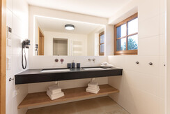 Doppelwaschtisch im Badezimmer Doppelwaschtisch im Badezimmer