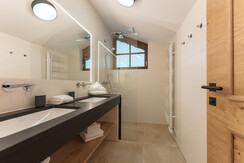 Badezimmer mit Dusche & Doppelwaschtisch Badezimmer mit Dusche & Doppelwaschtisch