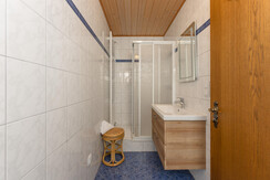 Top 2 - Bathroom 2 with shower and toilet Top 2 - Bathroom 2 with shower and toilet