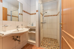 Lilie - Bathroom 1 with shower Lilie - Bathroom 1 with shower