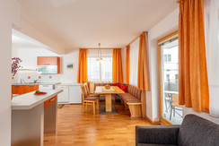 Eat-in kitchen Eat-in kitchen