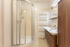 Top 1 - Bathroom with shower Top 1 - Bathroom with shower