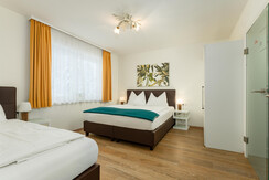 Top 4 Schlafzimmer 1 mit Doppelbett und Einzelbett Top 4 Schlafzimmer 1 mit Doppelbett und Einzelbett