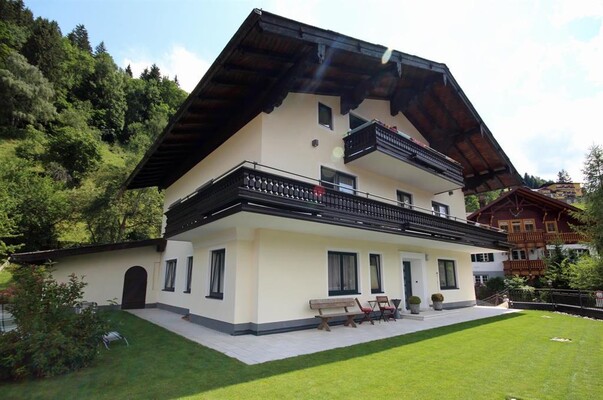 Bella Vista im Sommer mit großem Garten