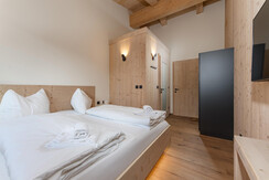 Bedroom with bathroom en suite Bedroom with bathroom en suite
