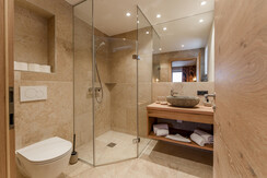 Ensuite Badezimmer 1 mit Granitwaschbecken, Dusche Ensuite Badezimmer 1 mit Granitwaschbecken, Dusche