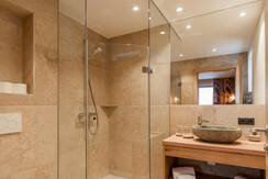 Badezimmer 3 mit Dusche/WC und Granitwaschbecken Badezimmer 3 mit Dusche/WC und Granitwaschbecken