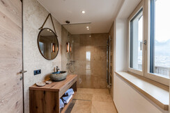 Ensuite Badezimmer 5 mit Ausblick auf Schladming Ensuite Badezimmer 5 mit Ausblick auf Schladming