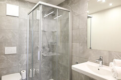 Club House Top 1 - Bathroom with shower & toilet Club House Top 1 - Bathroom with shower & toilet