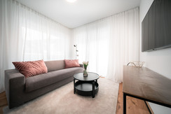Wohnzimmer mit Zugang zum Balkon Wohnzimmer mit Zugang zum Balkon