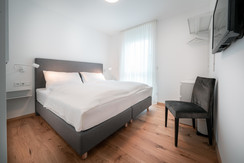 Second bedroom with cozy box spring bed Second bedroom with cozy box spring bed
