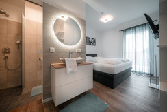 Badezimmer mit Regendusche Badezimmer mit Regendusche