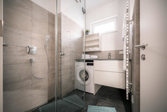 Zweites Badezimmer mit Regendusche & Waschmaschine Zweites Badezimmer mit Regendusche & Waschmaschine
