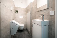 Separates WC mit Pissoir Separates WC mit Pissoir