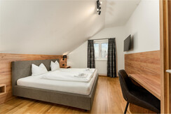 GLOCKNER - bedroom with TV GLOCKNER - bedroom with TV