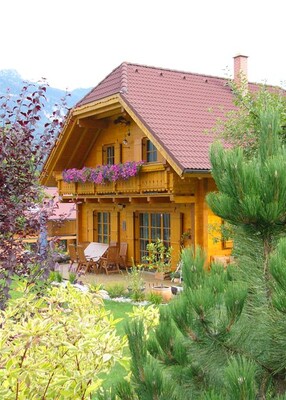 Dietrich Blick auf Haus mit Terrasse