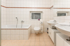Top 2 Bathroom with bath tub Top 2 Bathroom with bath tub
