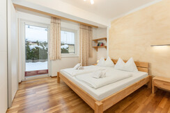 Top 4 bedroom 1 with double bed and access to the terrace Top 4 bedroom 1 with double bed and access to the terrace