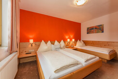 App. Orange Schlafzimmer mit Doppel- u Einzelbett App. Orange Schlafzimmer mit Doppel- u Einzelbett