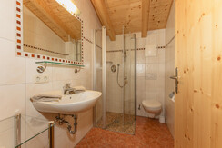 App. Rot Badezimer mit Dusche und Wc App. Rot Badezimer mit Dusche und Wc