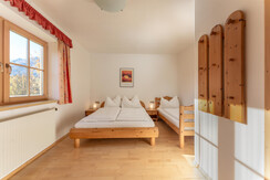 Schlafzimmer 2 mit Doppelbett & Einzelbett Schlafzimmer 2 mit Doppelbett & Einzelbett