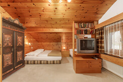 Bedroom with 1 double bed and 1 single bed Bedroom with 1 double bed and 1 single bed
