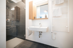 Bathroom en-suite with rain shower Bathroom en-suite with rain shower